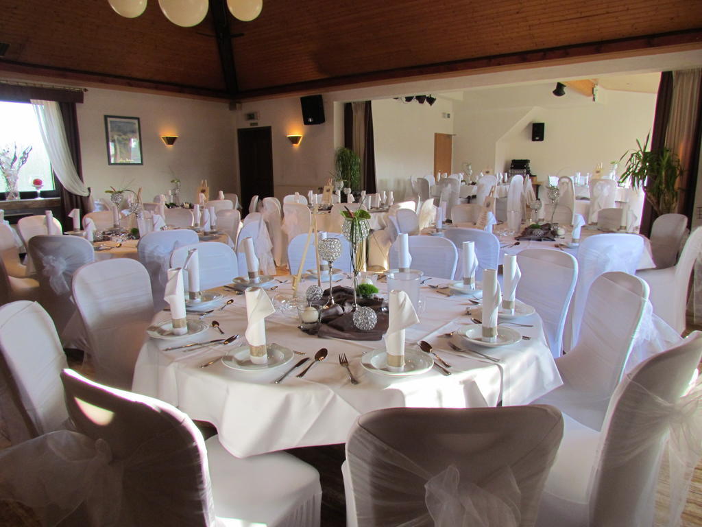 Rhoenblick Landhotel - Restaurant - Countrypub ペータースベルク エクステリア 写真