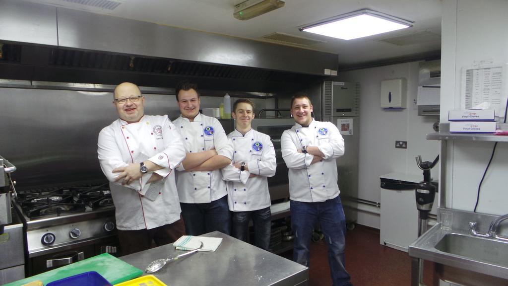Rhoenblick Landhotel - Restaurant - Countrypub ペータースベルク エクステリア 写真