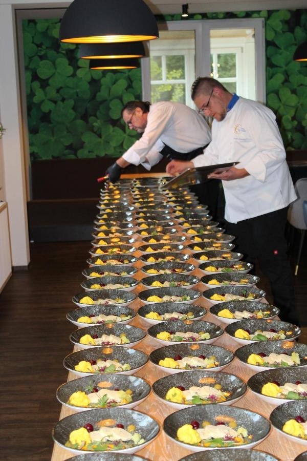 Rhoenblick Landhotel - Restaurant - Countrypub ペータースベルク エクステリア 写真