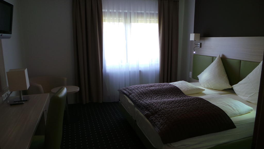 Rhoenblick Landhotel - Restaurant - Countrypub ペータースベルク 部屋 写真